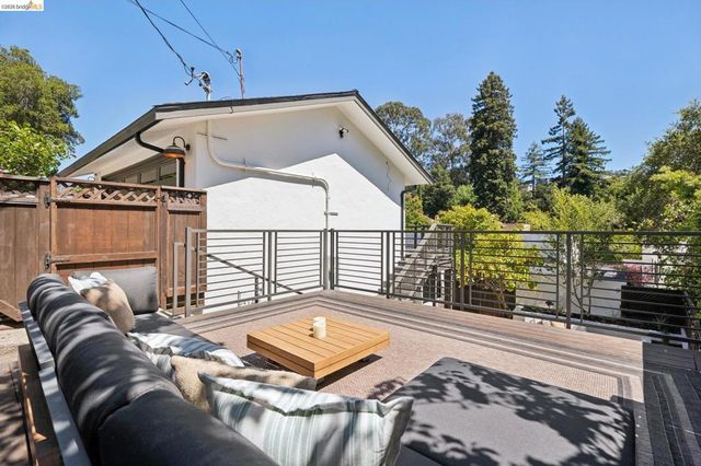 921 Underhills Rd, Oakland, CA 94610