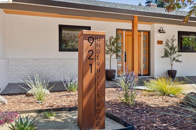 921 Underhills Rd, Oakland, CA 94610
