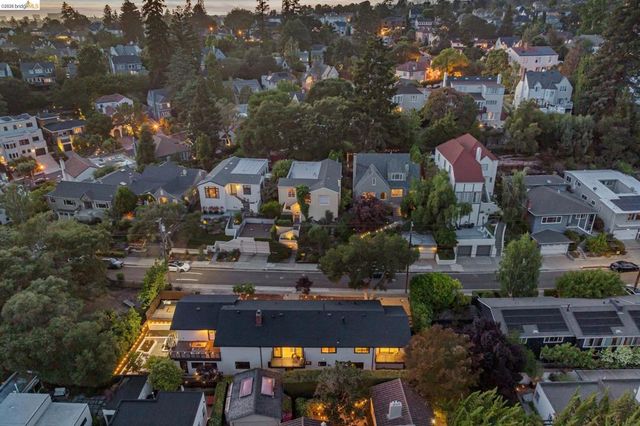 921 Underhills Rd, Oakland, CA 94610