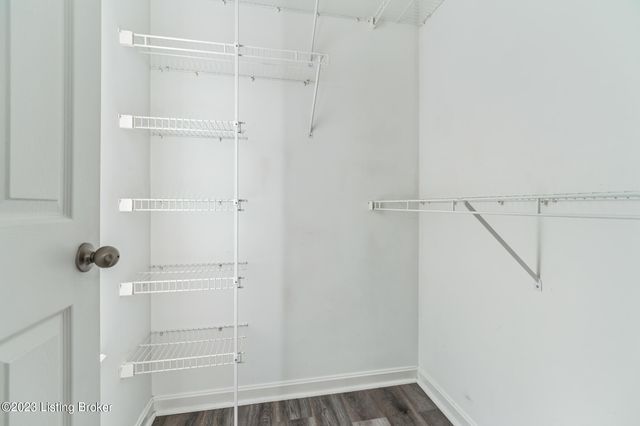 9500 Brady John Ct, Louisville, KY 40229