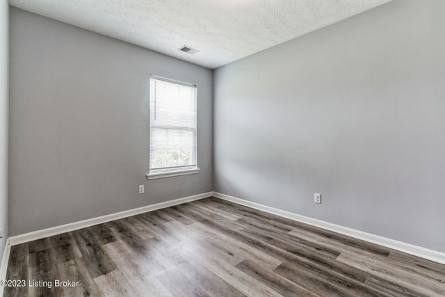 9500 Brady John Ct, Louisville, KY 40229