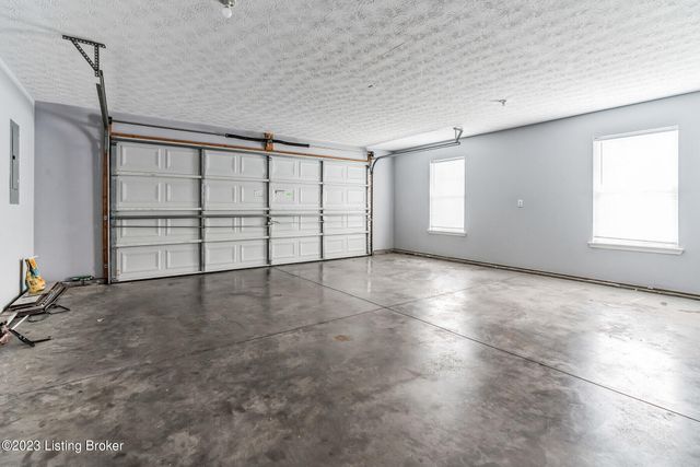 9500 Brady John Ct, Louisville, KY 40229