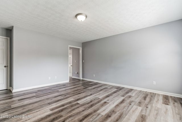 9500 Brady John Ct, Louisville, KY 40229