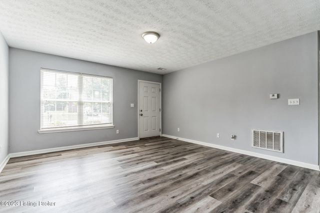 9500 Brady John Ct, Louisville, KY 40229