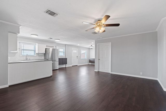 154 Caracara LN, Dale, TX 78616