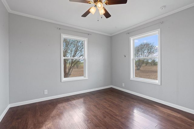 154 Caracara LN, Dale, TX 78616