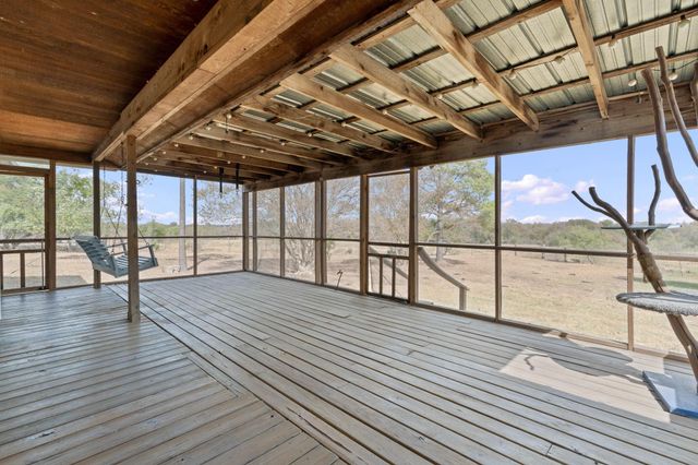 154 Caracara LN, Dale, TX 78616