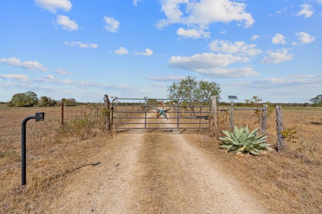 154 Caracara LN, Dale, TX 78616
