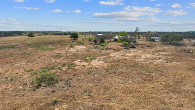 154 Caracara LN, Dale, TX 78616