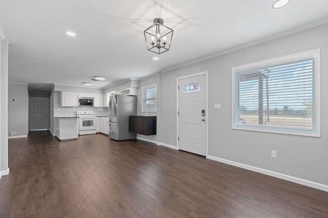 154 Caracara LN, Dale, TX 78616