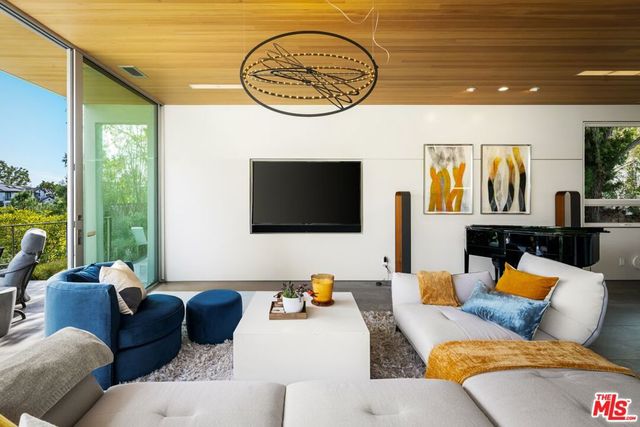 2344 Banyan Drive, Los Angeles, CA 90049