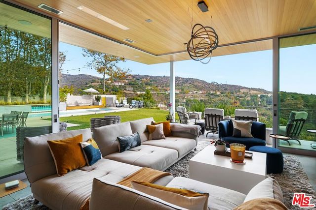 2344 Banyan Drive, Los Angeles, CA 90049