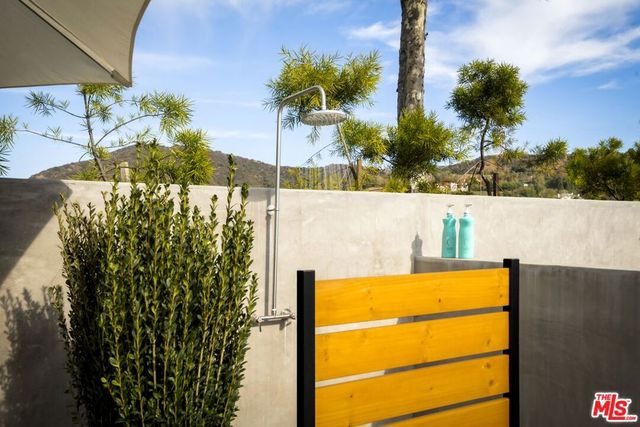 2344 Banyan Drive, Los Angeles, CA 90049
