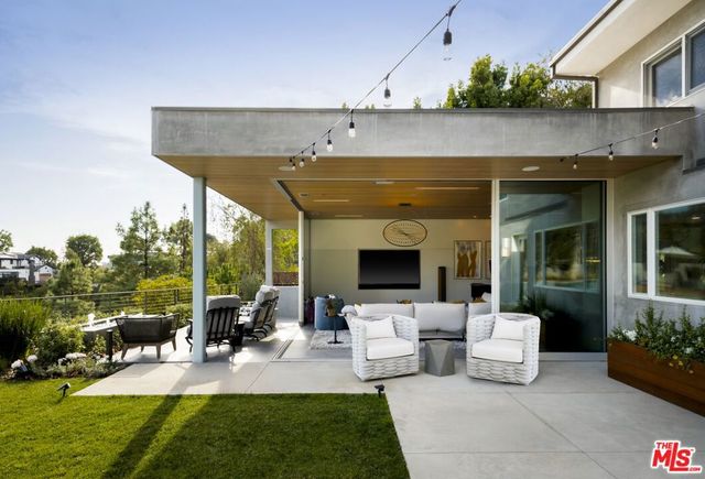 2344 Banyan Drive, Los Angeles, CA 90049