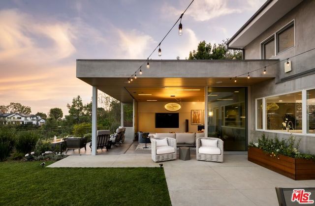 2344 Banyan Drive, Los Angeles, CA 90049