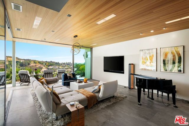 2344 Banyan Drive, Los Angeles, CA 90049