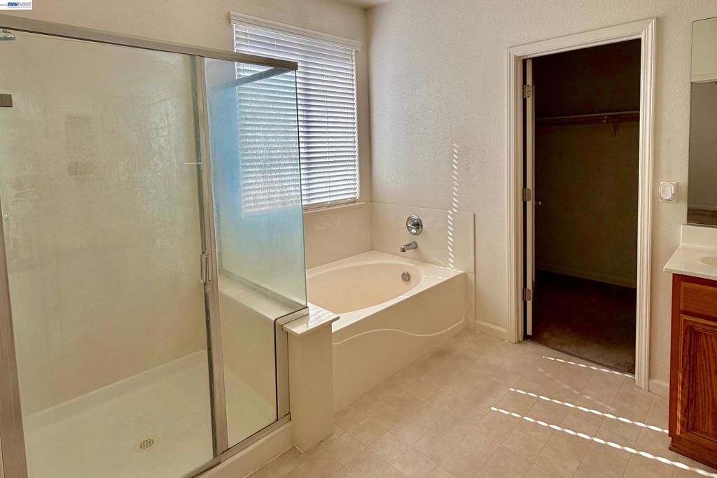 Image 10 of property listing at 17385 Stone Celler Way, Lathrop, CA 95330