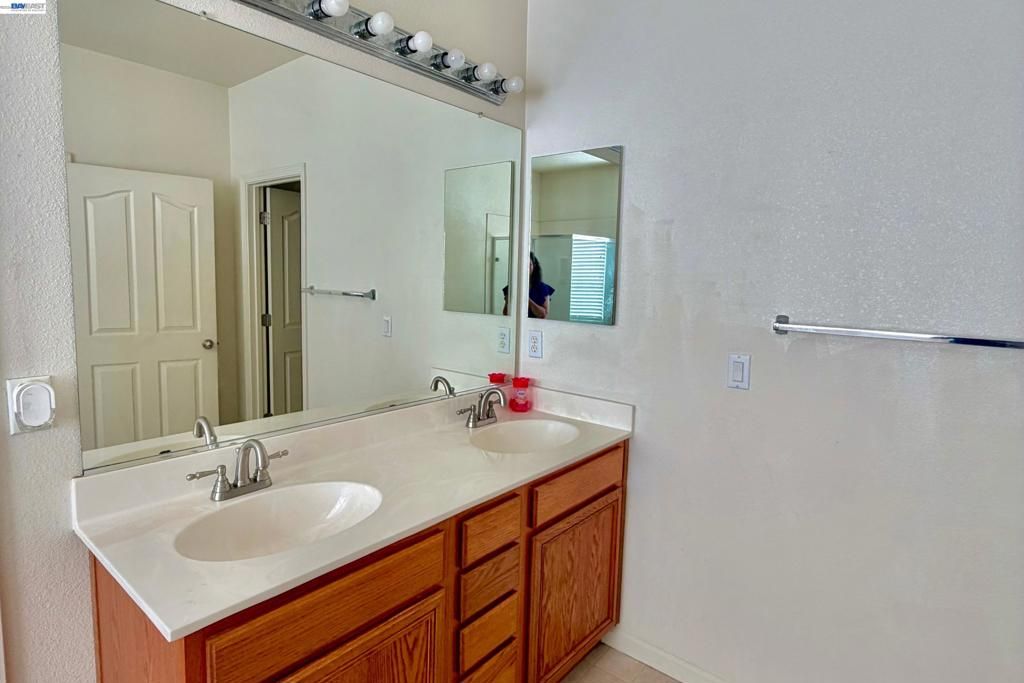 Image 11 of property listing at 17385 Stone Celler Way, Lathrop, CA 95330