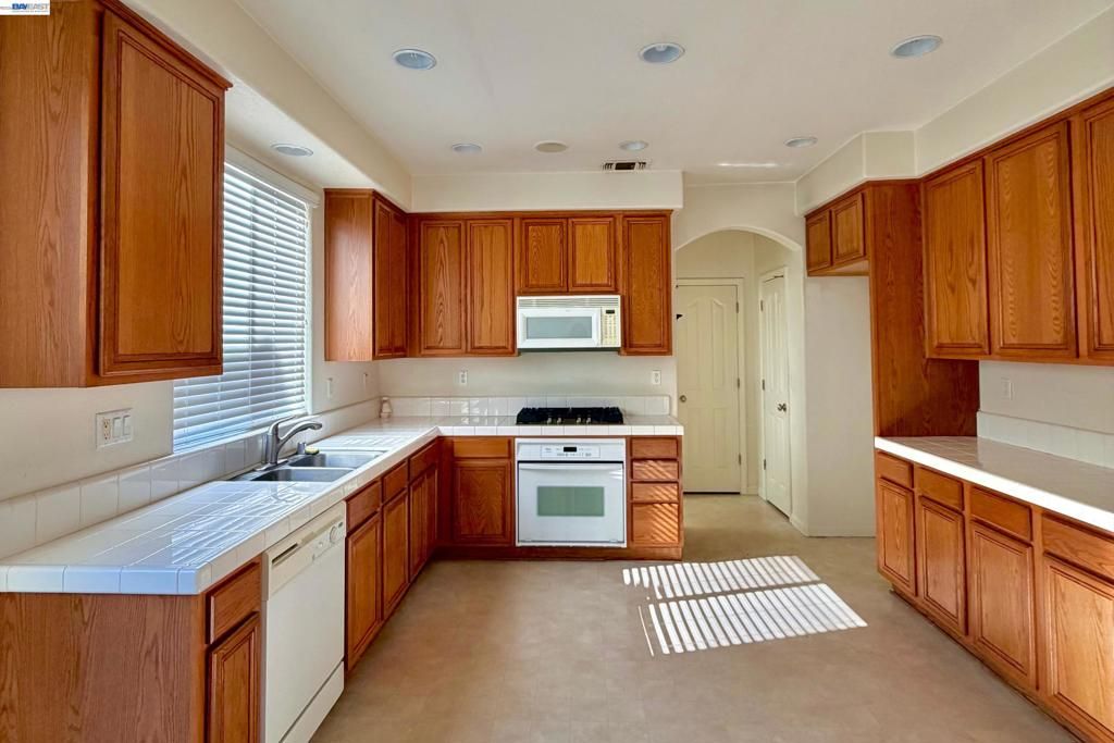Image 2 of property listing at 17385 Stone Celler Way, Lathrop, CA 95330