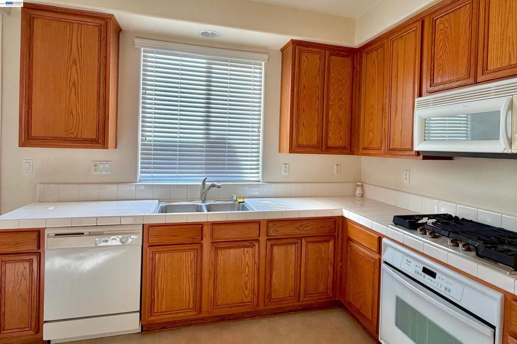 Image 3 of property listing at 17385 Stone Celler Way, Lathrop, CA 95330