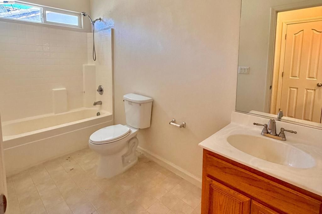 Image 8 of property listing at 17385 Stone Celler Way, Lathrop, CA 95330