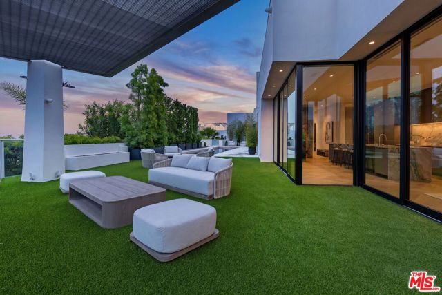9405 Sierra Mar Place, Los Angeles, CA 90069