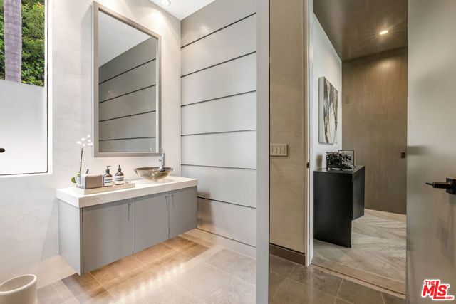 9405 Sierra Mar Place, Los Angeles, CA 90069