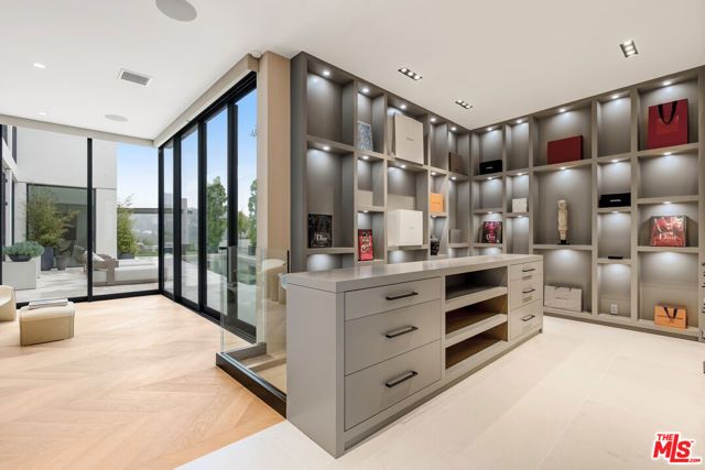 9405 Sierra Mar Place, Los Angeles, CA 90069