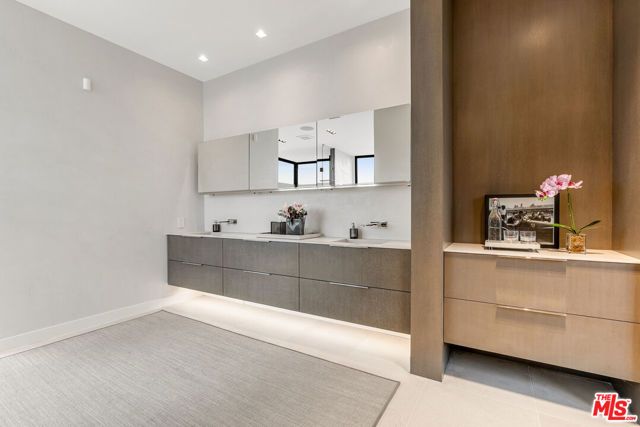 9405 Sierra Mar Place, Los Angeles, CA 90069