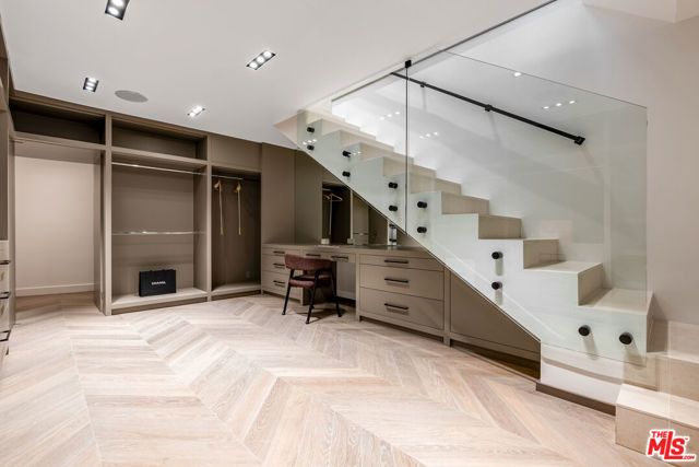 9405 Sierra Mar Place, Los Angeles, CA 90069