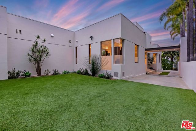 9405 Sierra Mar Place, Los Angeles, CA 90069