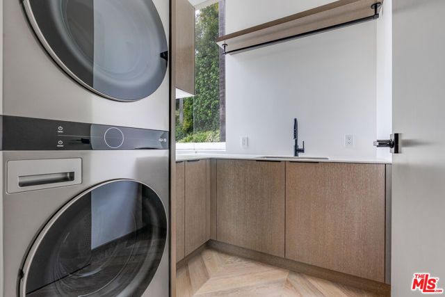 9405 Sierra Mar Place, Los Angeles, CA 90069