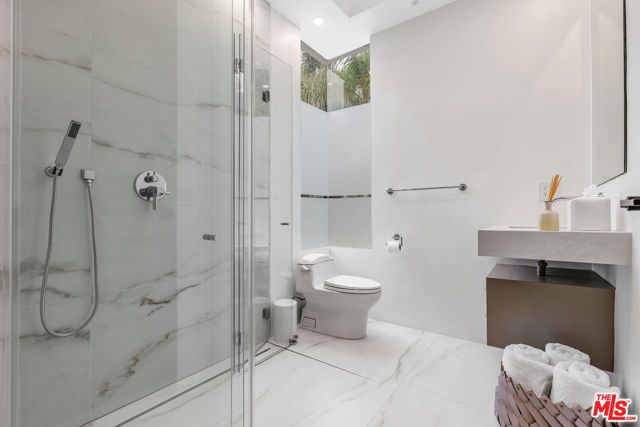 9405 Sierra Mar Place, Los Angeles, CA 90069