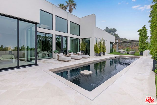 9405 Sierra Mar Place, Los Angeles, CA 90069