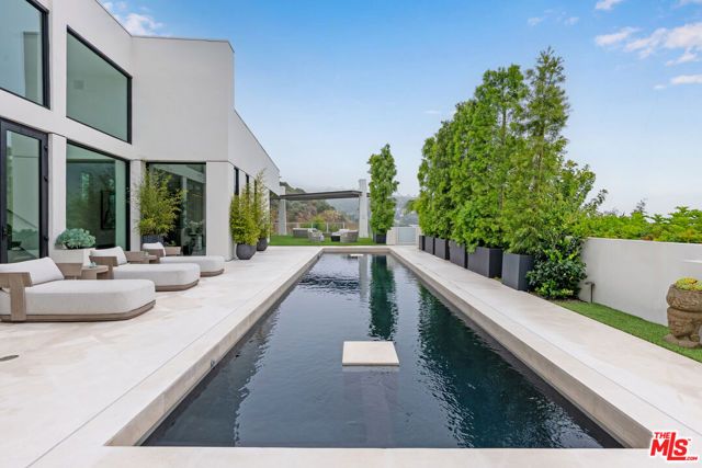 9405 Sierra Mar Place, Los Angeles, CA 90069