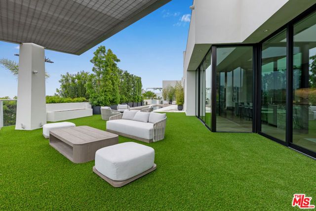 9405 Sierra Mar Place, Los Angeles, CA 90069