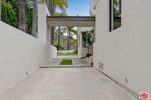 9405 Sierra Mar Place, Los Angeles, CA 90069