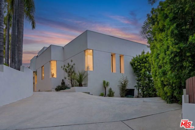 9405 Sierra Mar Place, Los Angeles, CA 90069