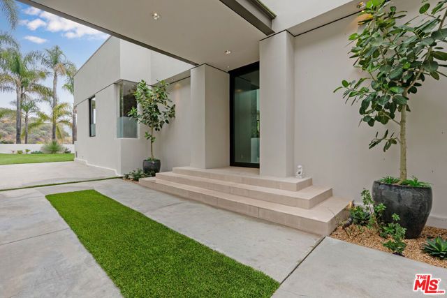 9405 Sierra Mar Place, Los Angeles, CA 90069