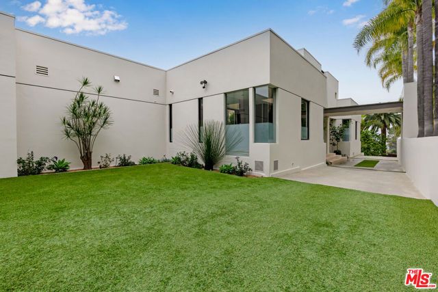 9405 Sierra Mar Place, Los Angeles, CA 90069