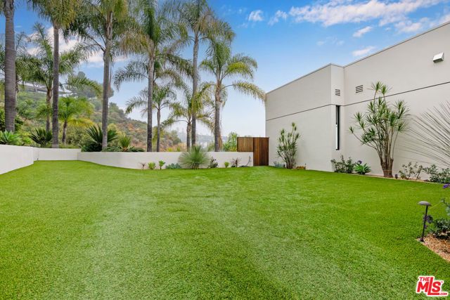 9405 Sierra Mar Place, Los Angeles, CA 90069