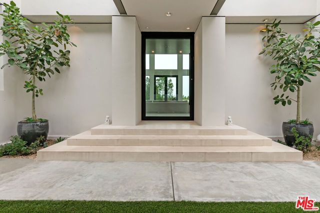 9405 Sierra Mar Place, Los Angeles, CA 90069