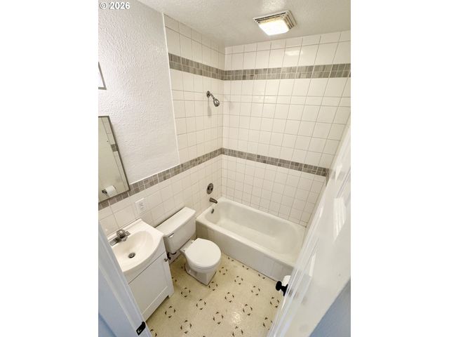 105 MAPLE Blvd, Wood Village, OR 97060