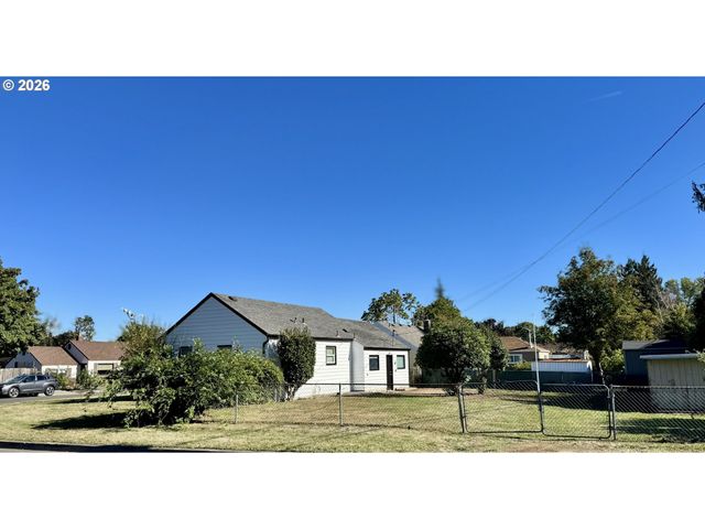 105 MAPLE Blvd, Wood Village, OR 97060