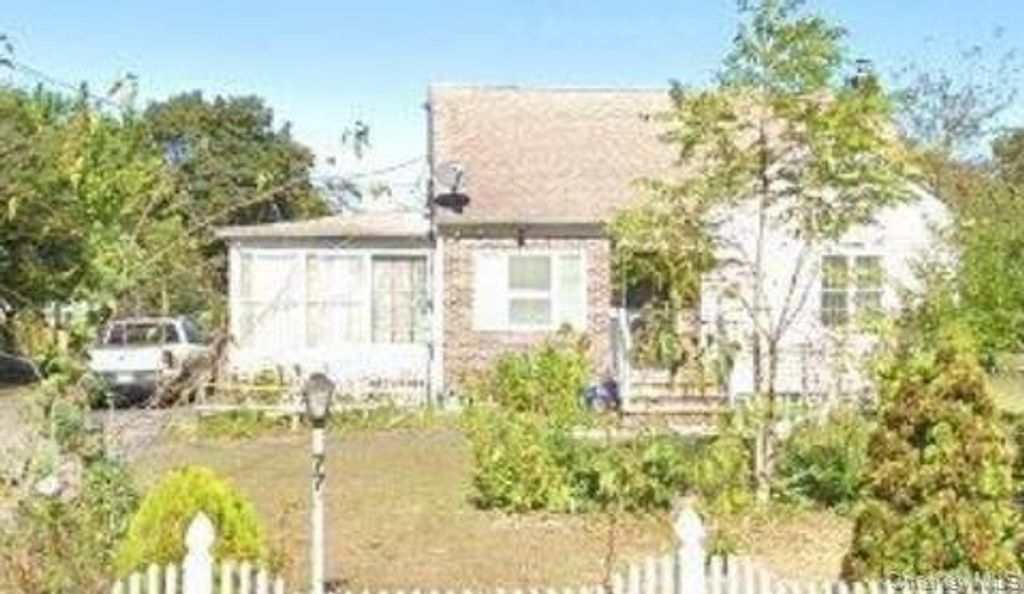 77 Farrington Avenue, Bay Shore, NY 11706