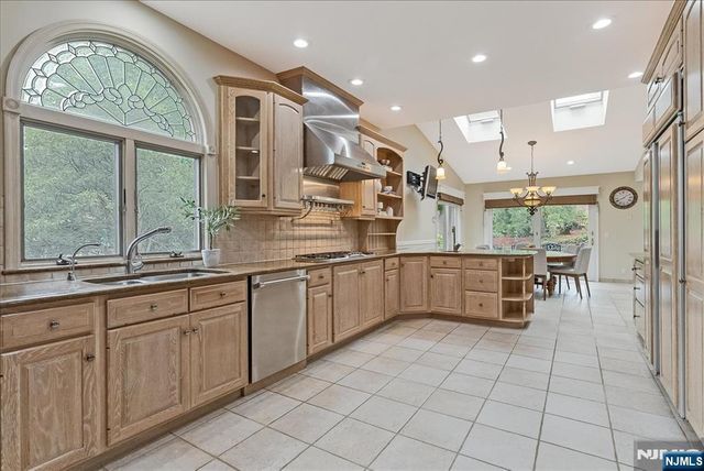 31 Forest Hills Way, Cedar Grove, NJ 07009
