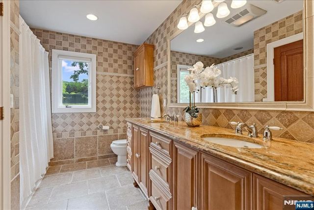 31 Forest Hills Way, Cedar Grove, NJ 07009