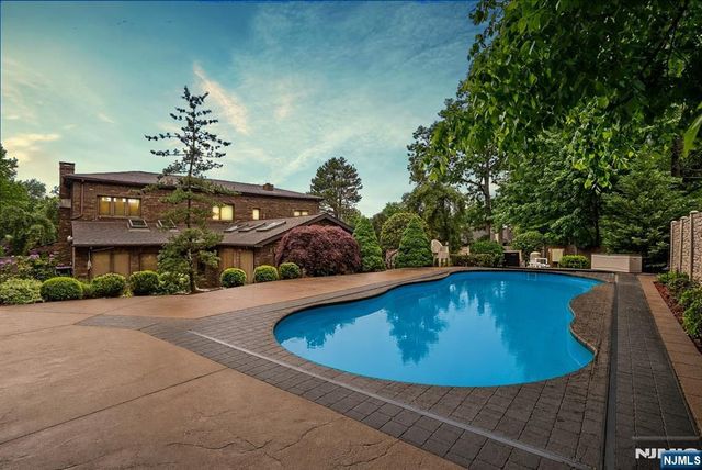 31 Forest Hills Way, Cedar Grove, NJ 07009