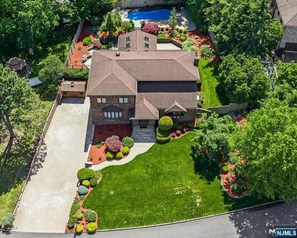 31 Forest Hills Way, Cedar Grove, NJ 07009