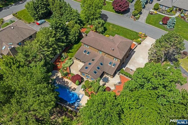 31 Forest Hills Way, Cedar Grove, NJ 07009